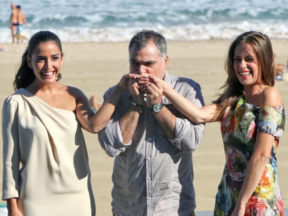 El director Benito Zambrano junto a Inma Cuesta y María León