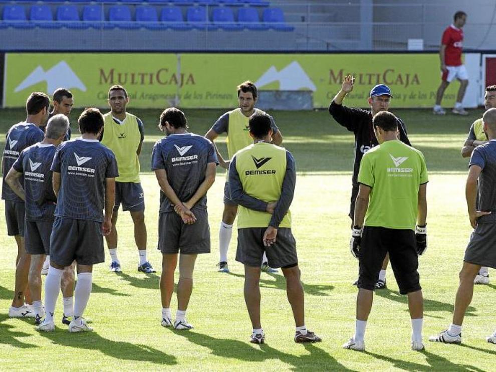 Ángel Royo, reunido con sus jugadores sobre el césped del Alcoraz durante el entrenamiento de ayer.
