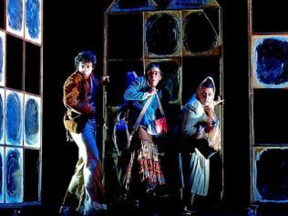 Los tres trabajadores, Ramón, Olga y Clara, en escena.