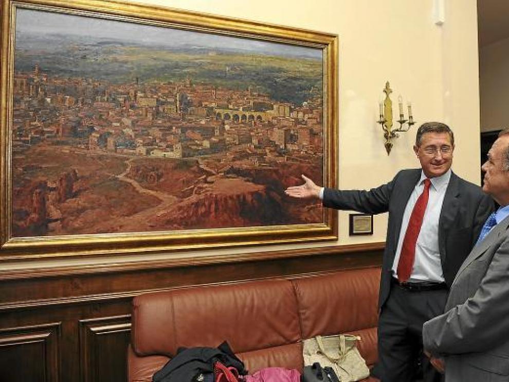 El alcalde mostró al consejero la zona de los Monotes a través de un cuadro de Agustín Alegre.