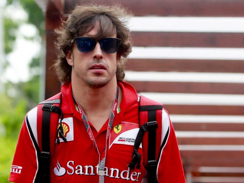 Fernando Alonso sale del paddock de Singapur