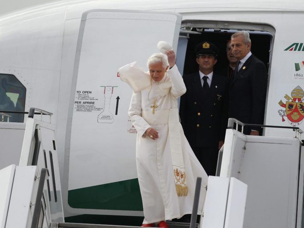 El papa Benedicto XVI a su llegada al aeropuerto Tegel de Berlín