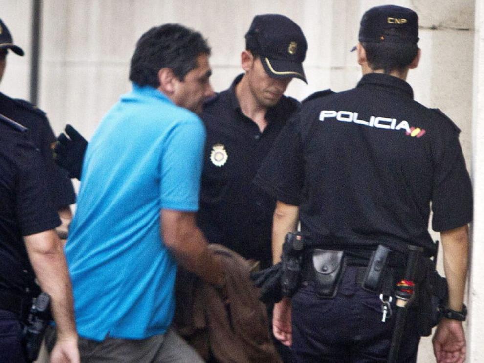 Juan José Cortes, padre de Mari Luz Cortés y asesor de Justicia del PP, custodiado por la Policía