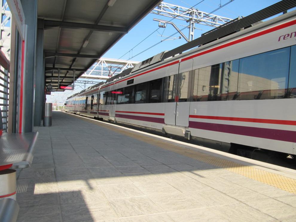 Un tren de Cercanías en Casetas