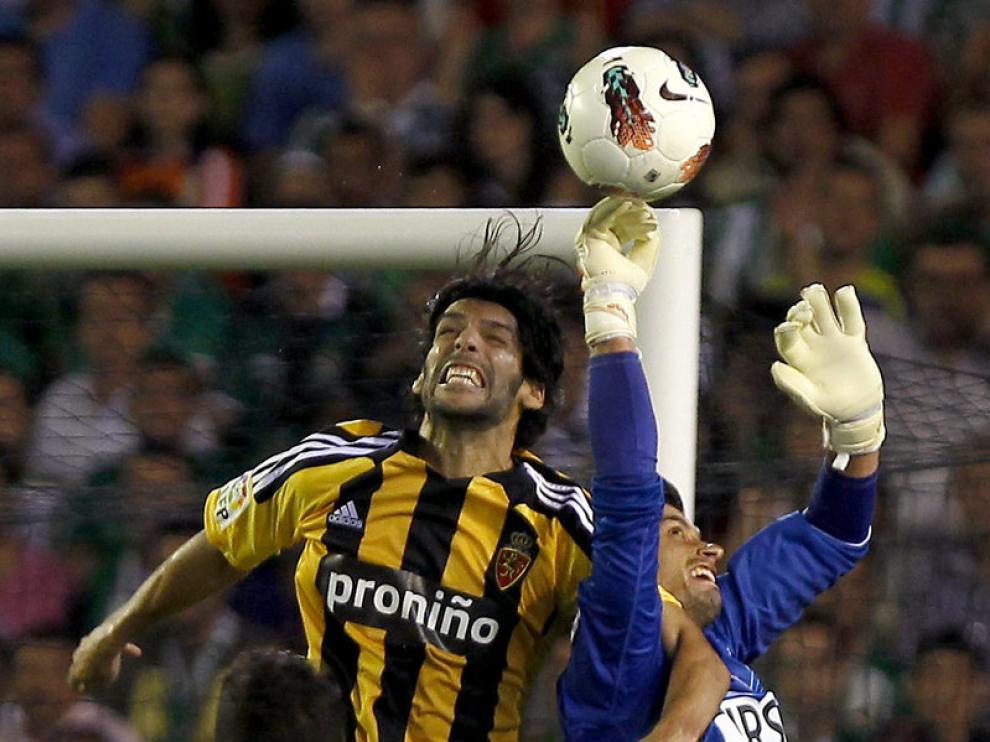 Ángel Lafita pugna un balón