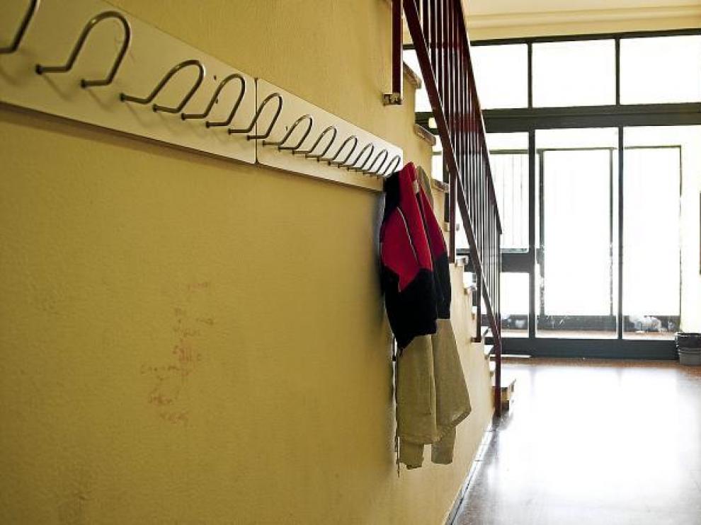 El pasillo que conduce al comedor del colegio Ramiro Solans volverá a llenarse de niños el martes cuando se reanude el servicio.