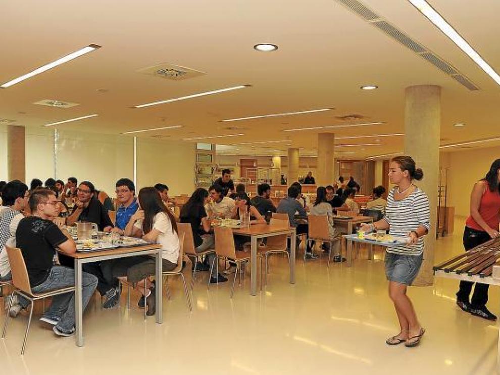Los universitarios comen en el nuevo comedor del colegio PabloSerrano.