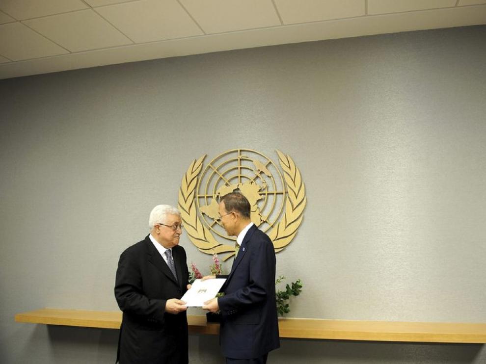 Mahmud Abás entrega el documento oficial de solicitud de adhesión de Palestina a la ONU