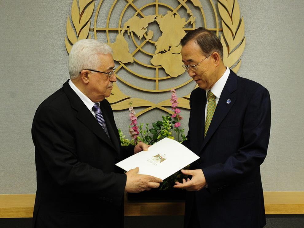 El presidente de la Autoridad Nacional Palestina , Mahmud Abás, junto al secretario general de la ONU, Ban Ki-moon