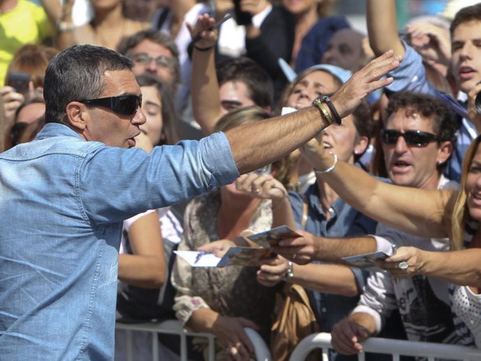 Antonio Banderas saluda a la multitud reunida.