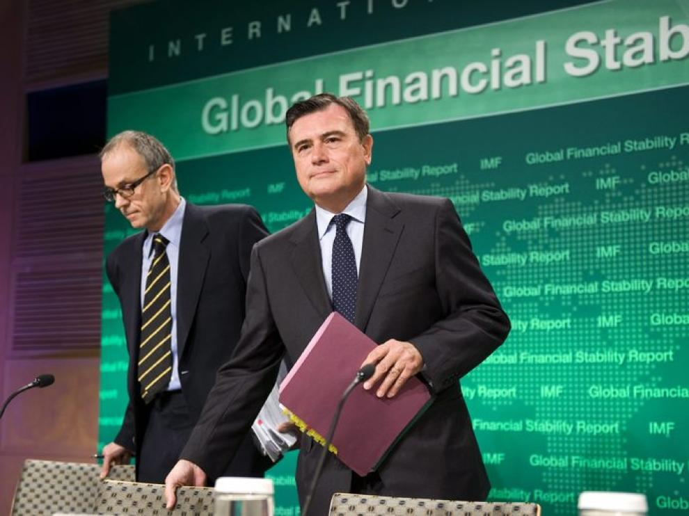 José Viñals (d), dirigente del FMI, durante el encuentro mantenido en Washington