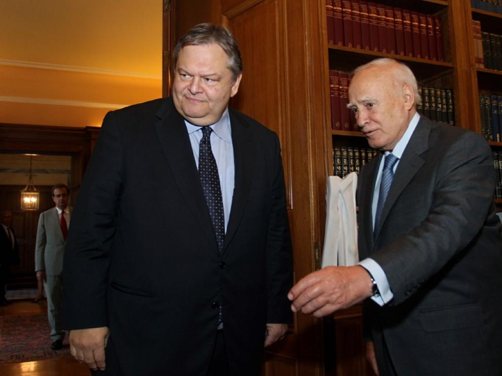 El presidente de Grecia, Carolos Papulias, se reune con el Ministro de Finanzas griego, Evangelos Venizelos
