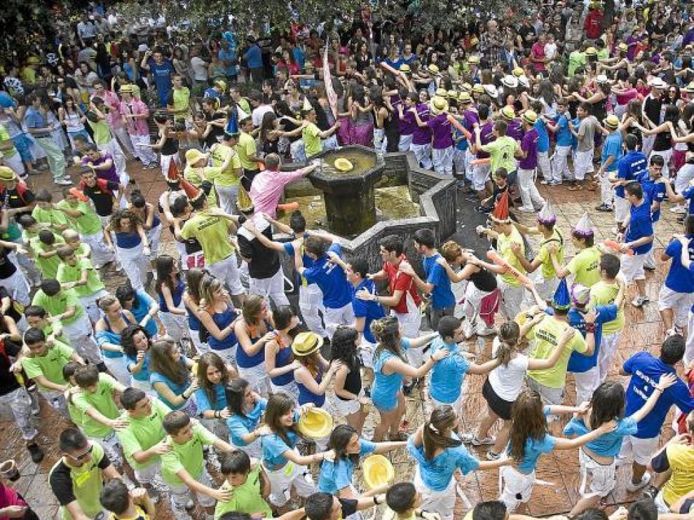 Muchos vecinos ya inauguraron las fiestas media hora antel del pregón, en la concentración peñista.