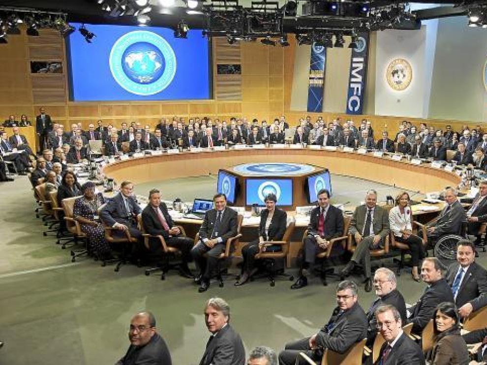 Posado de los miembros del Comité Monetario y Financiero del FMI, ayer en Washington.