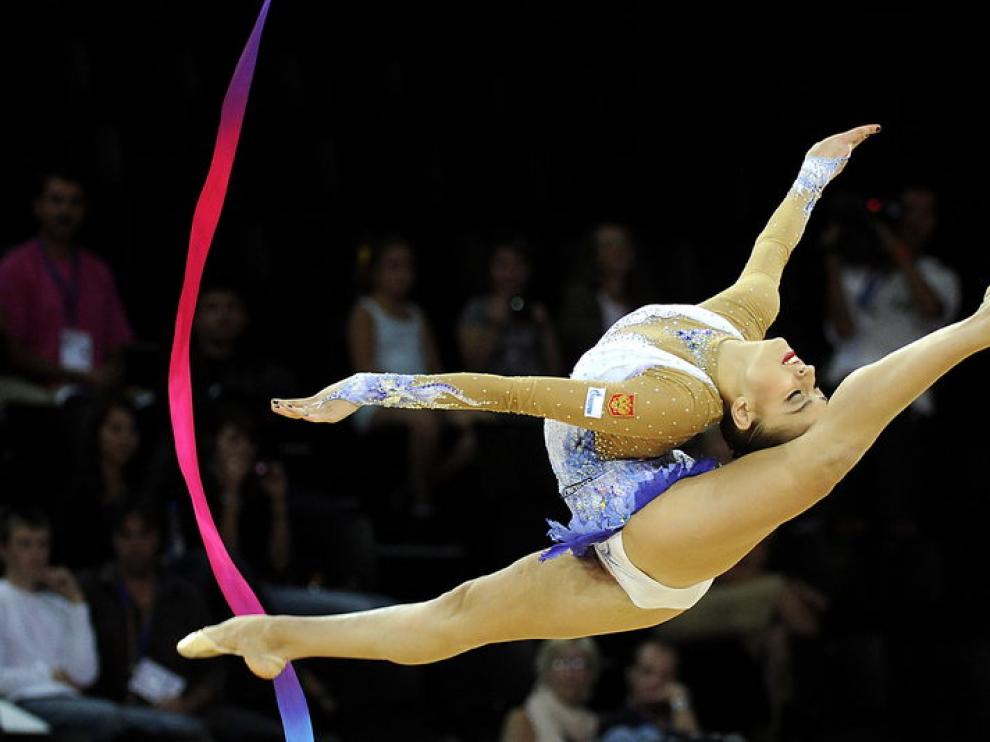 Evgenia Kanaeva ejecutando un ejercicio con la cinta en el mundial