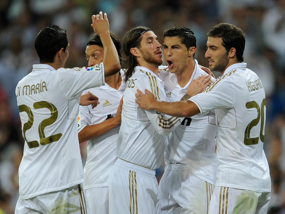 Los jugadores del Madrid celebran uno de los tantos