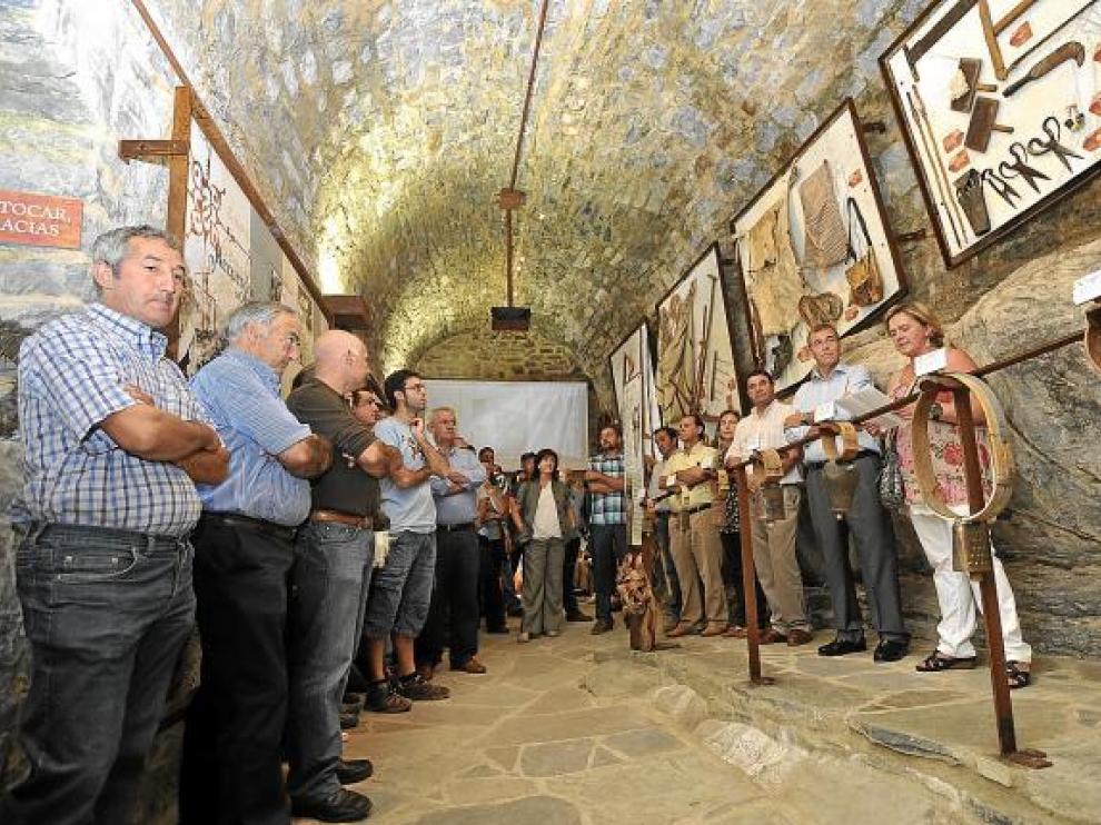 Las autoridades en la sala abovedada del museo, que simula un antiguo establo.
