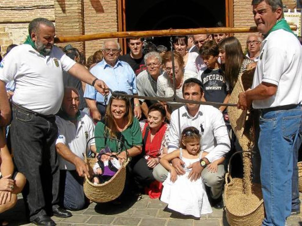 El pesaje de los niños se convirtió un año más en una fiesta para las familias participantes.