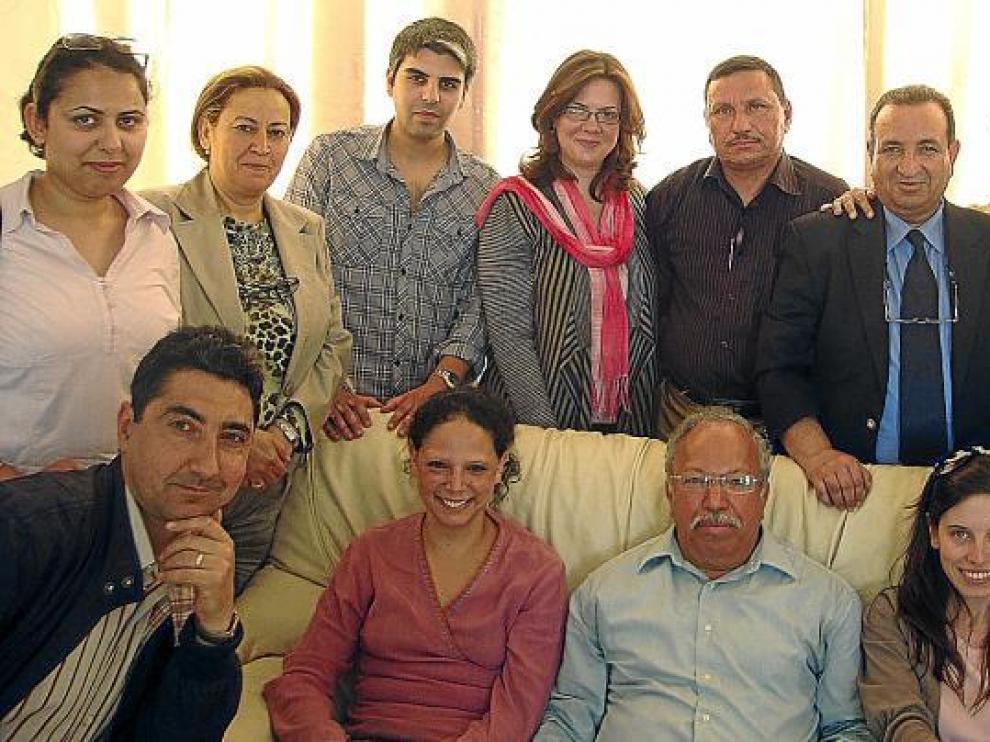 Varios miembros de la Asociación Tunecina de Profesores y Estudiantes, con el poeta aragonés Fernando Andú (abajo, a la izquierda).