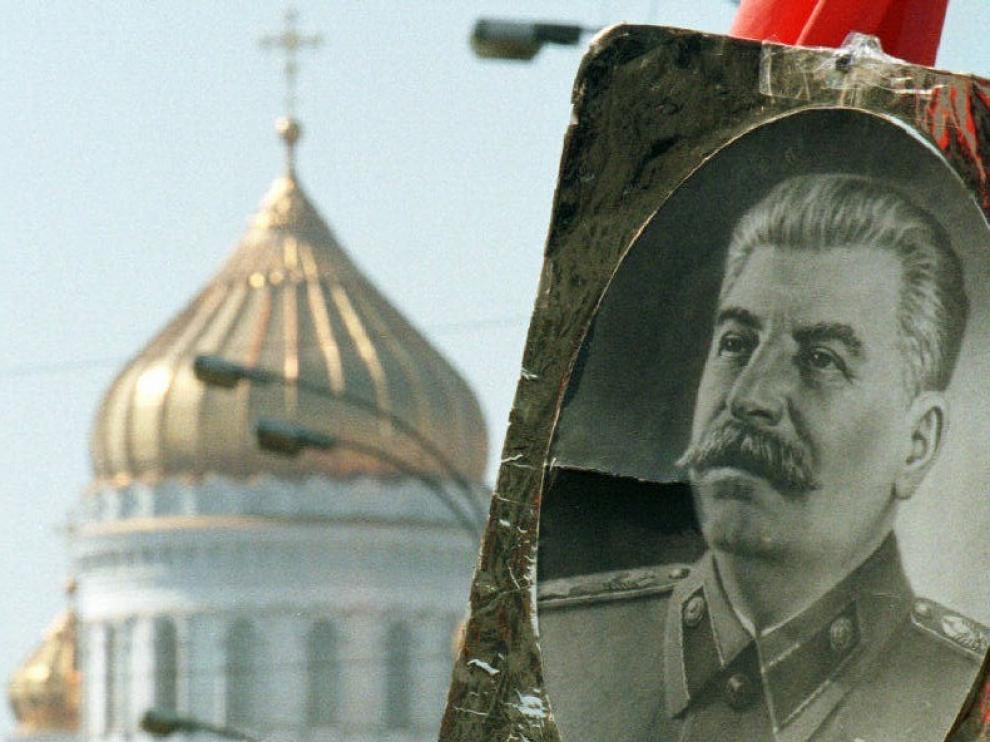 Una mujer sostiene un retrato de Stalin en Moscú