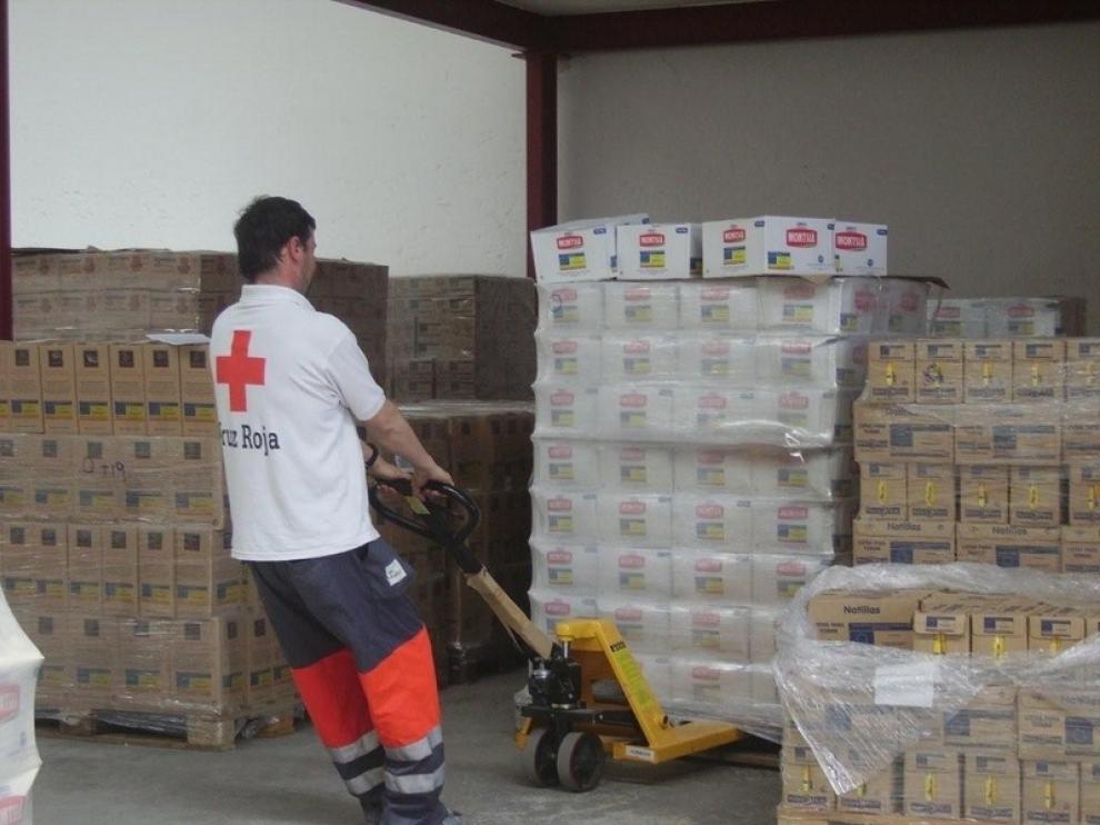 Voluntarios de Cruz Roja en un almacén donde se distribuyen los alimentos.