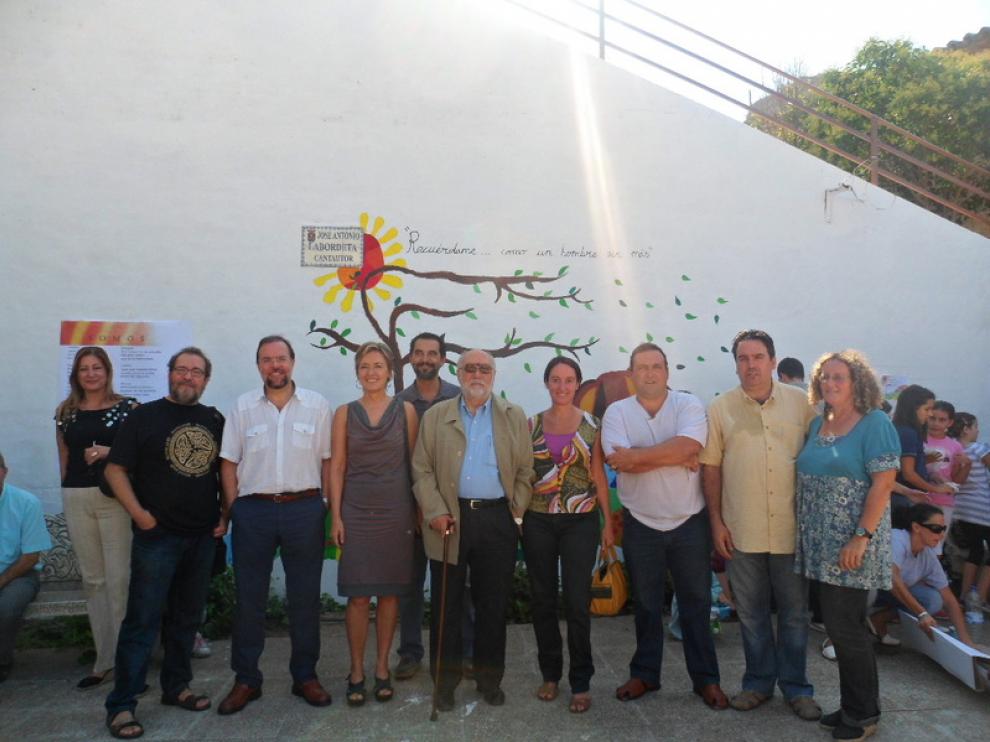 Bardallur recuerda a Labordeta con una pintura mural en la plaza que lleva su nombre