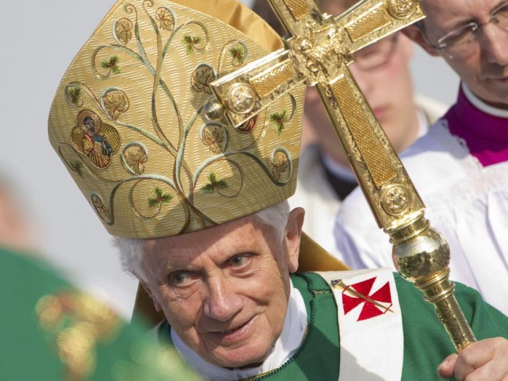 El Papa Benedicto XVI celebra una misa multitudinaria en el aeropuerto de Friburgo