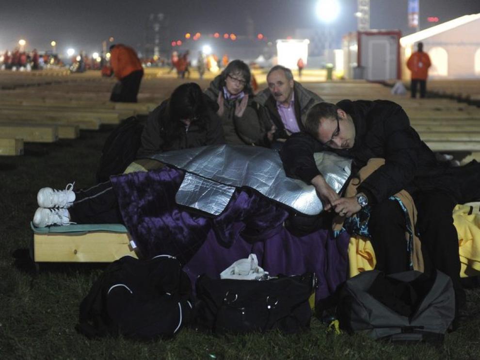 Los fieles han pasado la noche en el aeropuerto de Friburgo