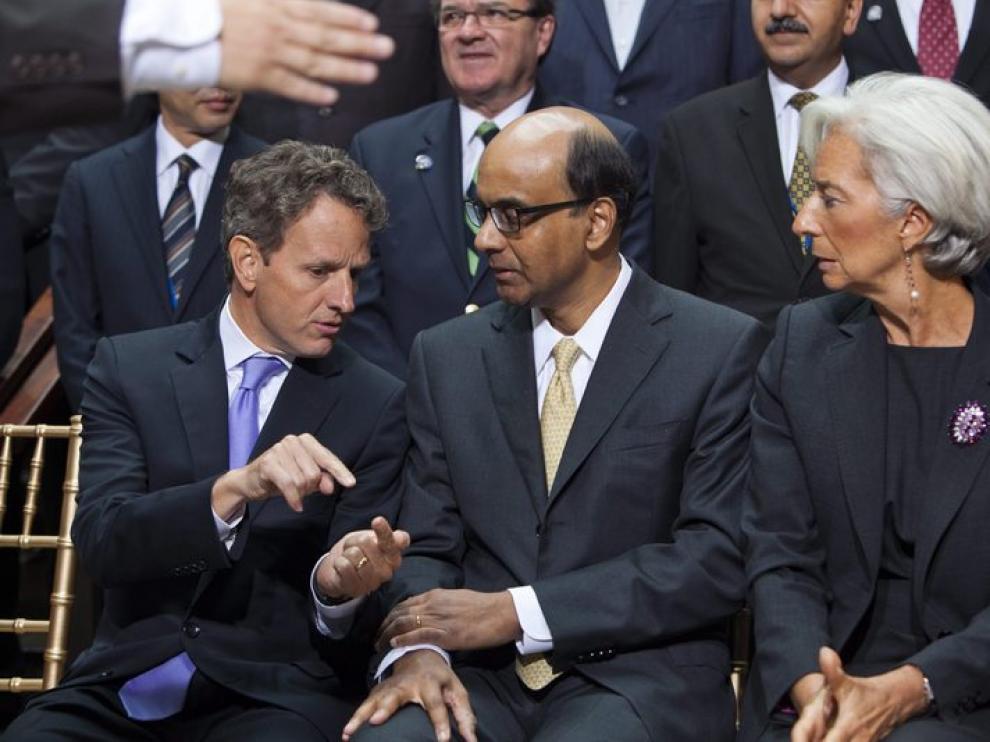 Geithner (i) junto al presidente del FMI y Lagarde, gerente del fondo