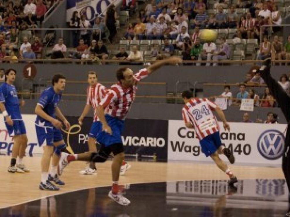 Imagen de un partido entre el BM Huesca y el Atlético de Madrid