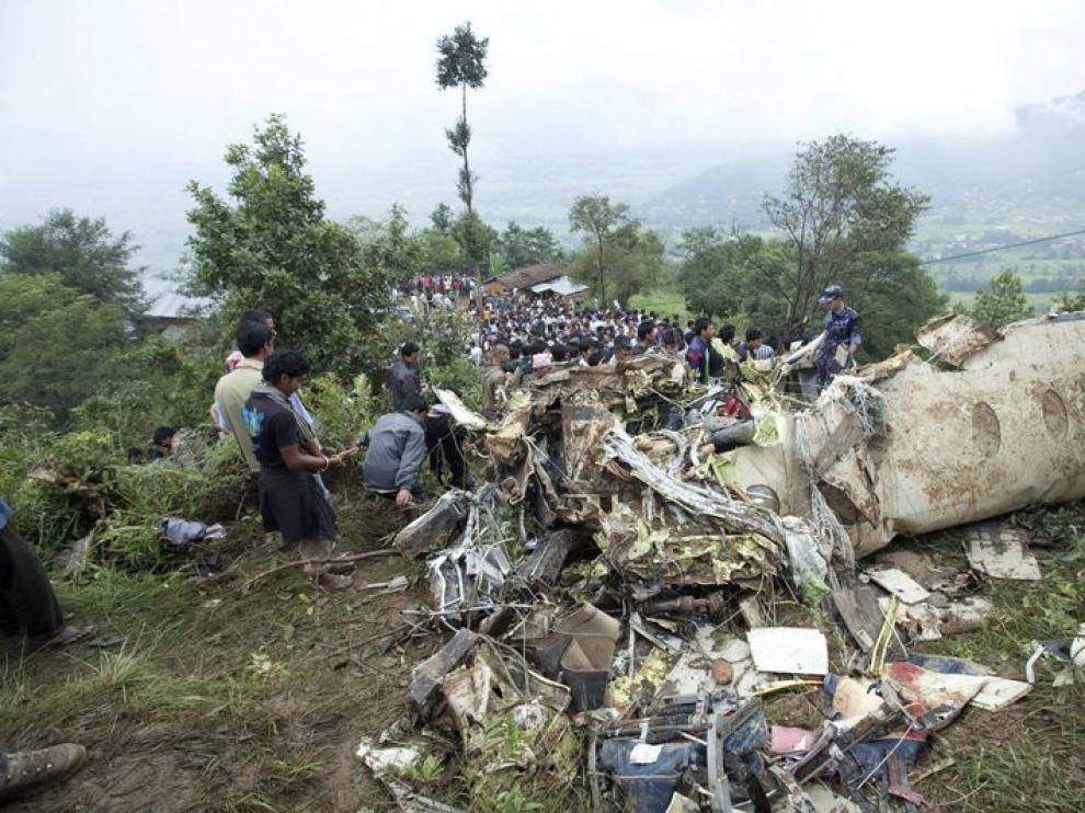 Restos del avión siniestrado en Nepal