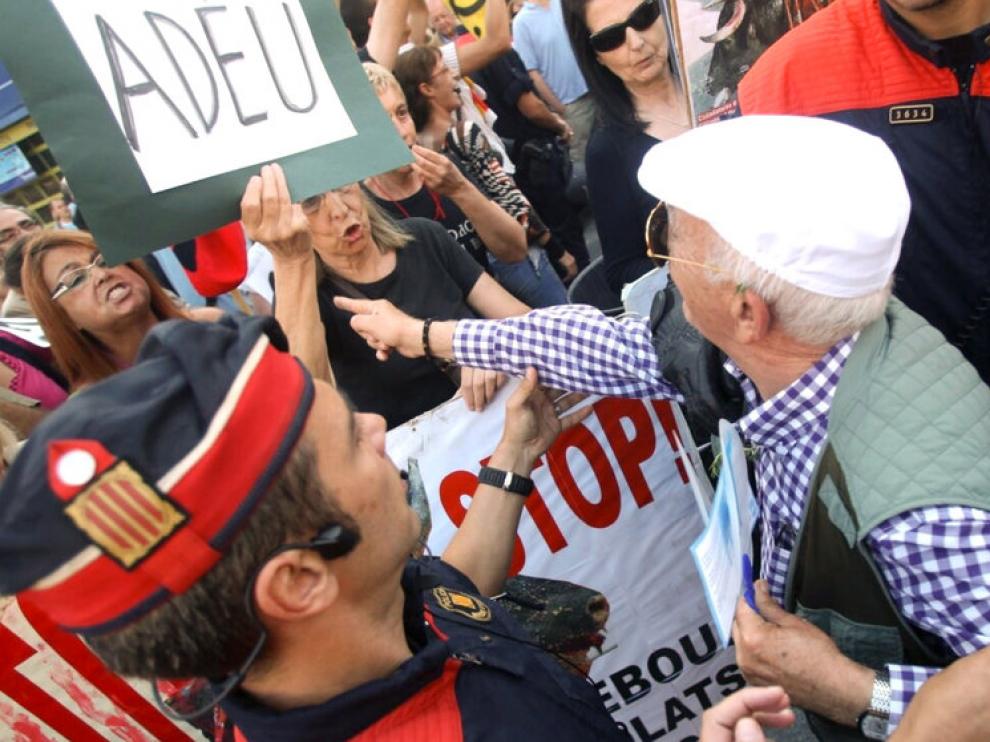 Manifestantes antitaurinos y aficionados muestran sus posturas antes de la celebración del último festejo taurino en la Monumental