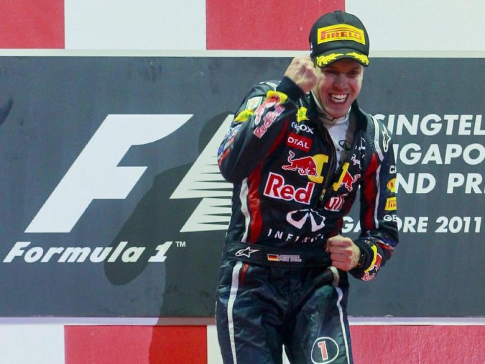 Vettel celebra en el podio su victoria