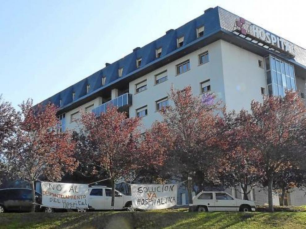 Varias pancartas denuncian la situación del Hospital de Jaca a la entrada del centro.