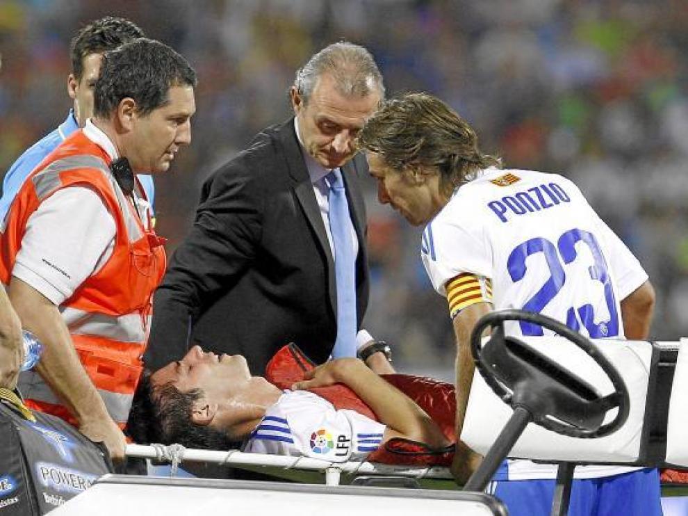 El capitán se acerca a Mateos cuando le sacan en camilla acompañado por el médico del club.