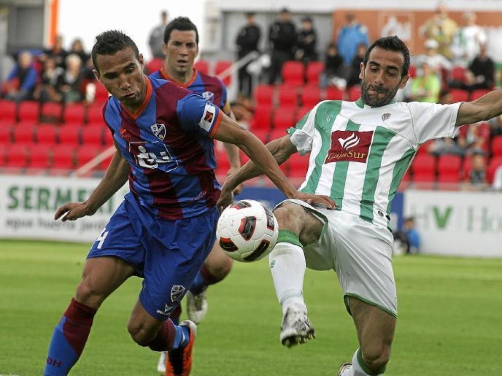 Gilvan pugna con un jugador del Córdoba en el duelo del año pasado en El Alcoraz.