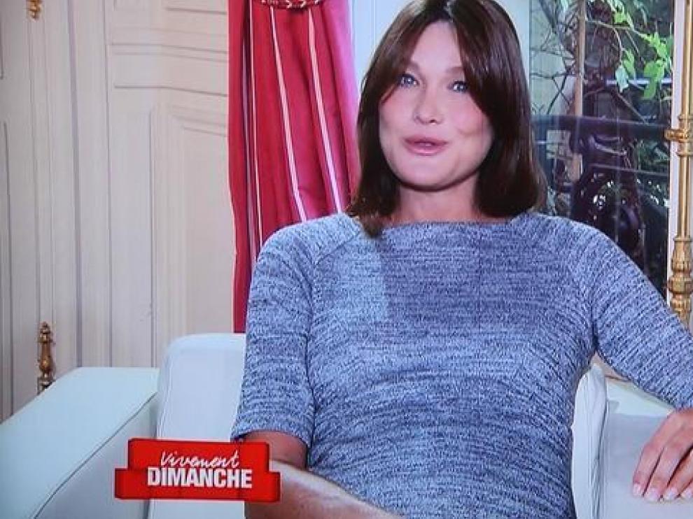 Carla Bruni, a punto de dar a luz, aparece en televisión