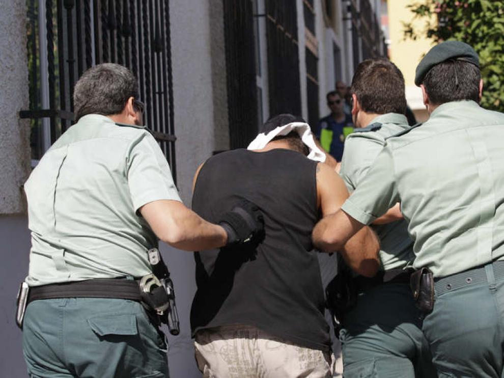 El presunto asesino, escoltado por la policía