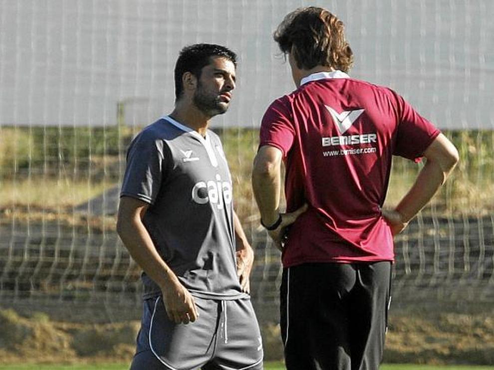 Tariq dialoga con Moisés, segundo entrenador, en el entrenamiento de ayer en el Montearagón.