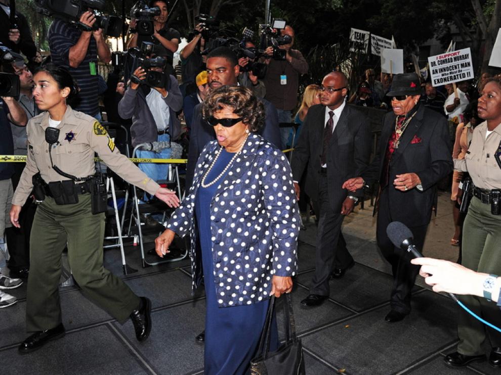 Los padres de Michael Jackson a su llegada al tribunal