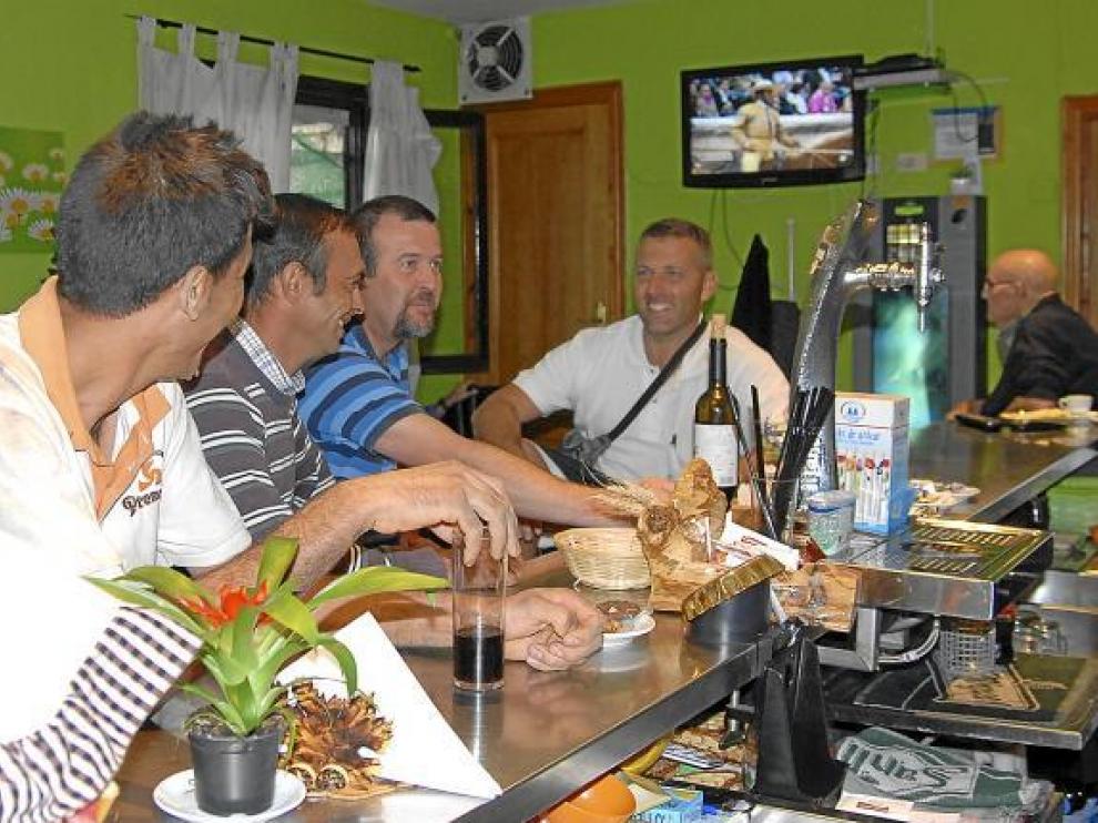 Algunos solteros de Fortanete en el bar de la localidad. La fiesta se celebrará el 15 de octubre.