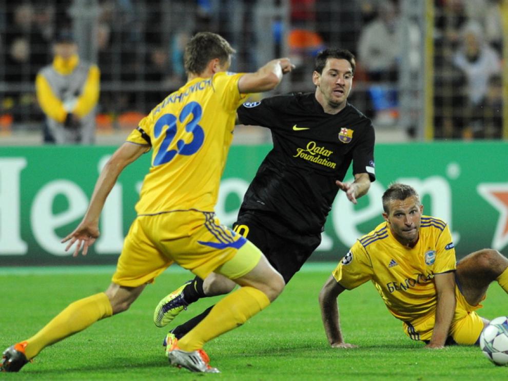 Messi regatea a dos jugadores del Bate Borisov