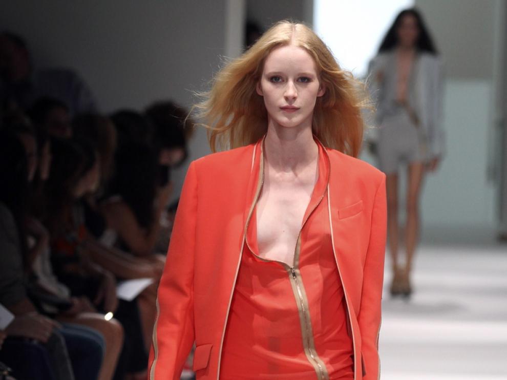 Una modelo desfila con un diseño de Oliveira.