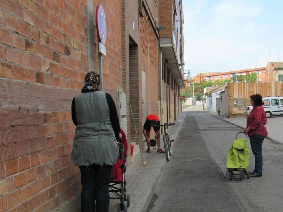 Los vecinos solicitan calles con aceras para convivir