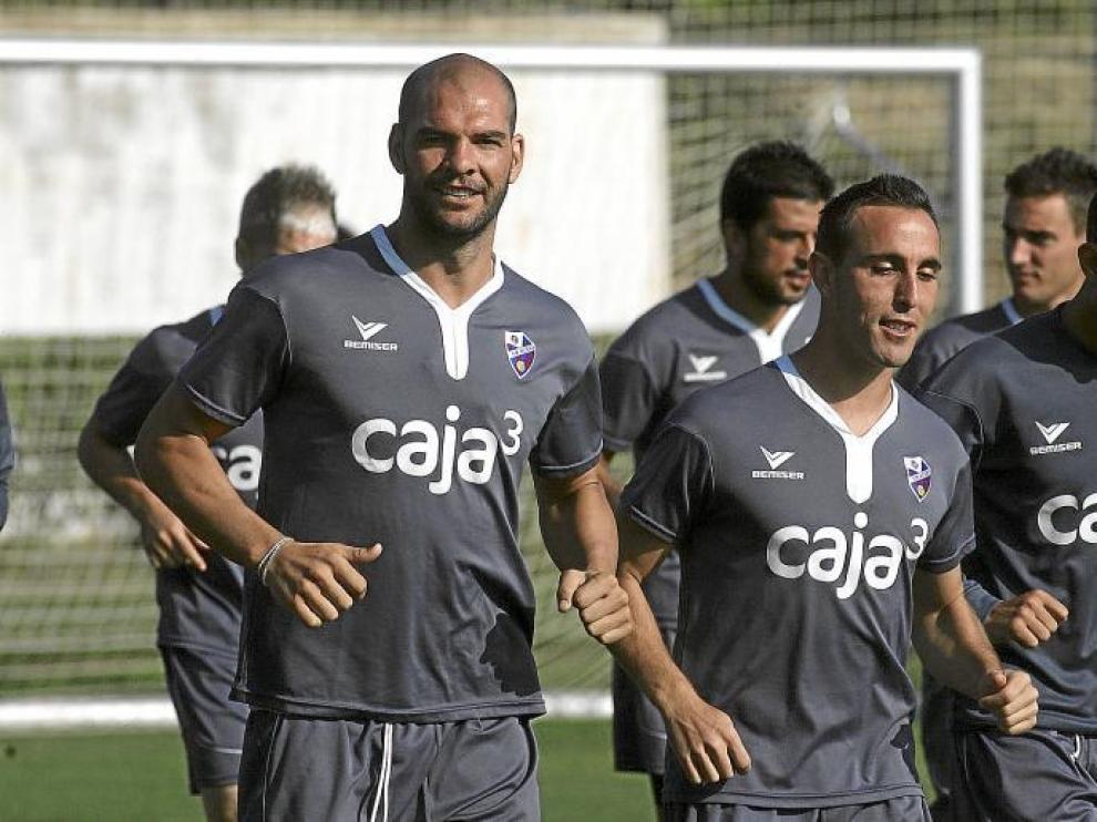 El defensa David Rivas, a la izquierda, durante el entrenamiento de ayer en el Instituto Montearagón.