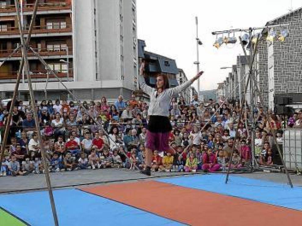 Espectáculo de acrobacias ayer en la plaza Biscós.