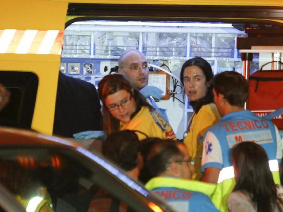Efectivos de Emergencias, intentando salvar la vida del bebé