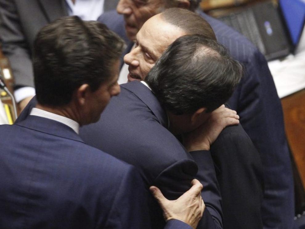 El ministro de Agricultura Francesco Saverio abraza al primer ministro italiano en el Parlamento