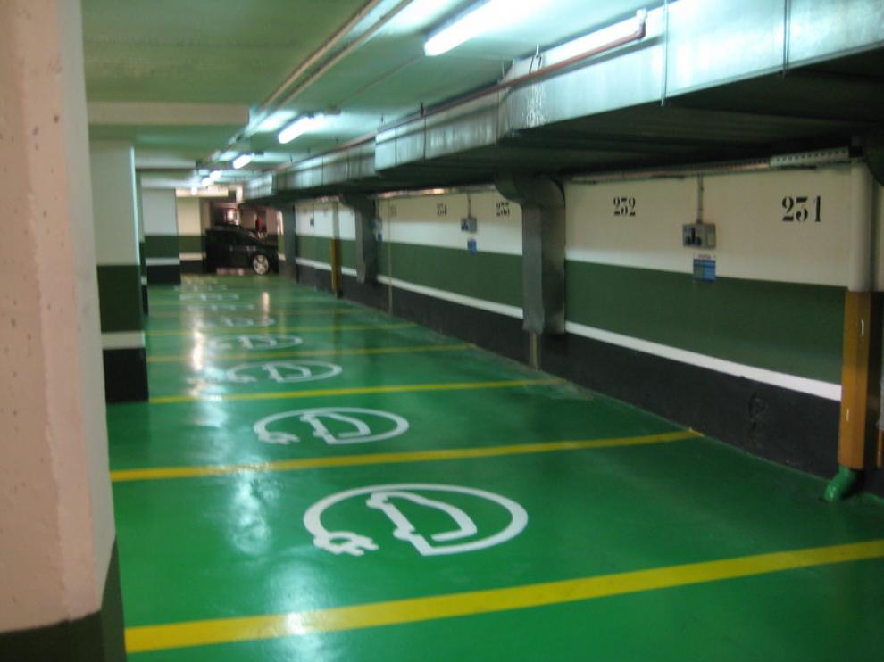 Un punto de recarga de coches eléctricos en Zaragoza.