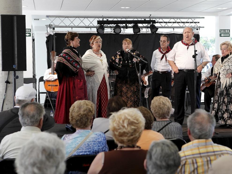 Actuación musical en un centro de mayores de Zaragoza